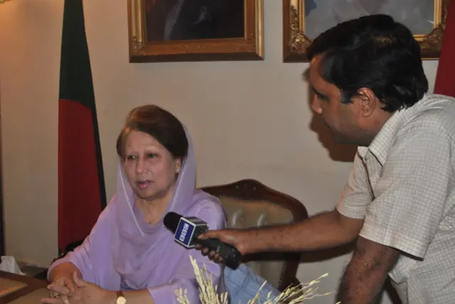 বাংলাদেশের তৎকালীন (২০০২) প্রধানমন্ত্রী খালেদা জিয়ার সাক্ষাৎকার নিচ্ছেন কাদির কল্লোল।
