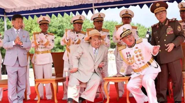 Kim Jong-un subaylarla