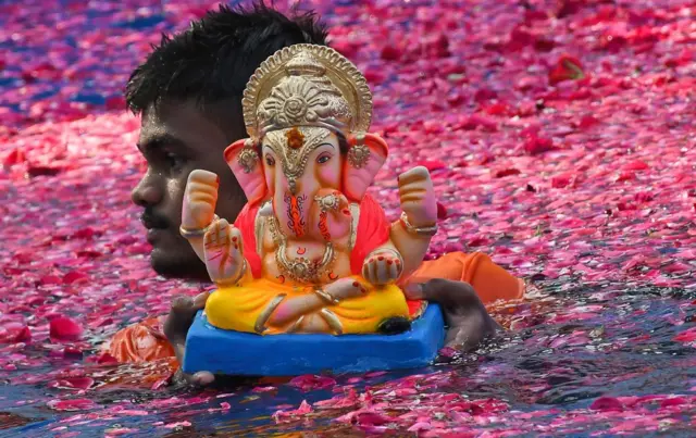 कृत्रिम तलावात होणारे गणेश विसर्जन. 