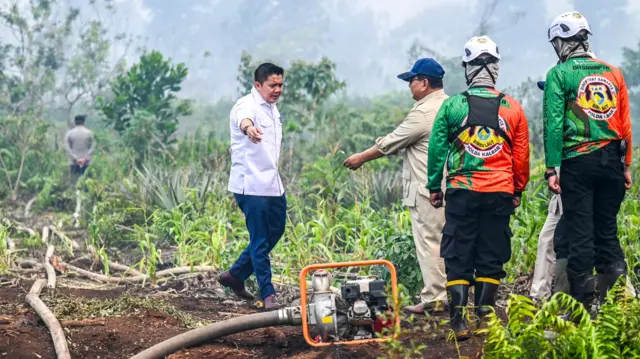 Presiden Prabowo Subianto (ketiga kanan) bersama Sekretaris Kabinet Teddy Indra Wijaya (kedua kiri) meninjau lokasi kebakaran hutan dan lahan (karhutla) di Kawasan Kubu Raya, Pontianak, Kalimantan Barat, Sabtu (22/8/2026).