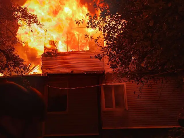 Вогоноь вирує у будинку