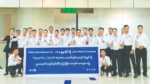 ရုရှားကို ပထမဦးဆုံးအကြိမ် စေလွှတ်ခဲ့တဲ့ အမျိုးသား လုပ်သားတချို့ 