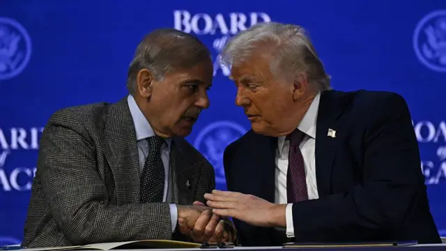 अमेरिकी राष्ट्रपति डोनाल्ड ट्रंप के साथ पाकिस्तान के प्रधानमंत्री शहबाज़ शरीफ़