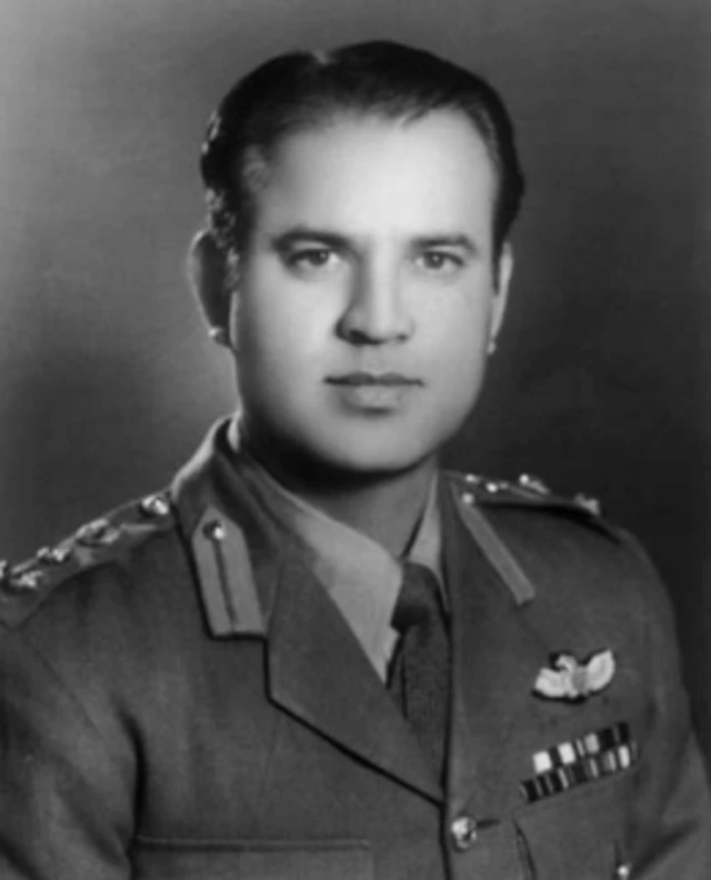 கமாண்டிங் அதிகாரி லியாகத் புகாரி முதல் விமானத்தை இயக்கவிருந்தார். ஆனால் விமானம் புறப்படுவதற்கு முன்பே, அவர்கள் தப்பிக்கப் போகும் செய்தி காட்டுத்தீ போல பரவி, இருநூறு அல்லது முந்நூறு பேர் அங்கு கூடியிருந்ததால் பெரும் பதற்றம் ஏற்பட்டது.