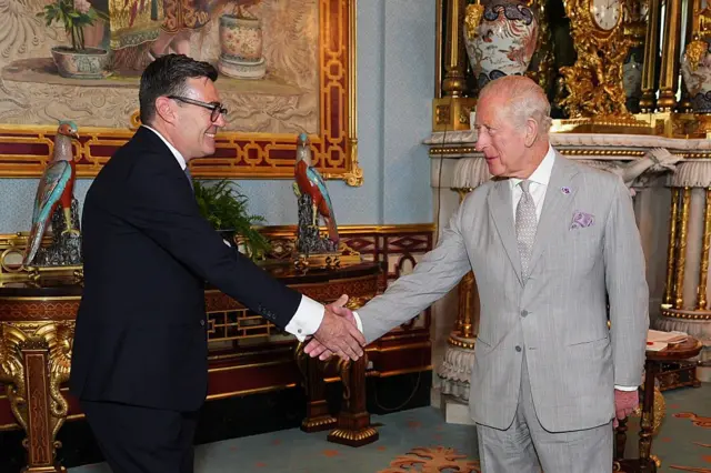 Raja Charles III menyambut Andy Burnham, selama audiensi di Istana Buckingham, London, di mana dia mengundang pemimpin Partai Buruh untuk menjadi Perdana Menteri dan membentuk pemerintahan baru, pada Senin (20/07) di London, Inggris.
