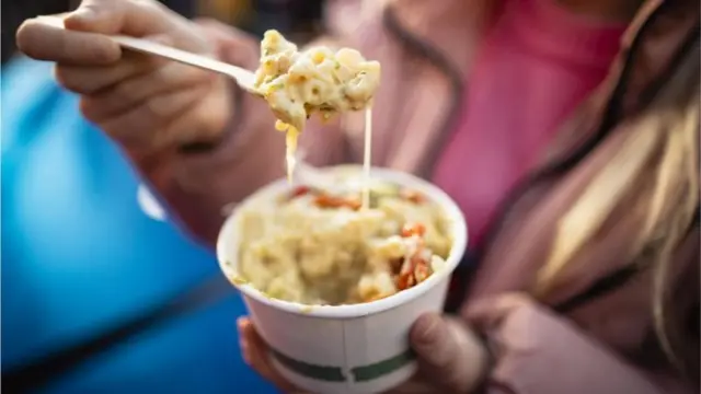 mulher comendo macarrão instantâneo