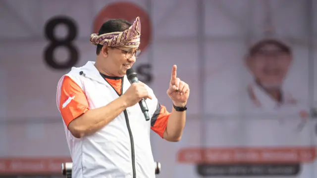 Bakal calon presiden dari Koalisi Perubahan untuk Persatuan Anies Baswedan menyampaikan pidato dihadapan pendukungnya saat menghadiri senam sehat bersama Partai Keadilan Sejahtera (PKS) di Benteng Kuto Besak, Palembang, Sumatera Selatan, Minggu (9/10/2023).