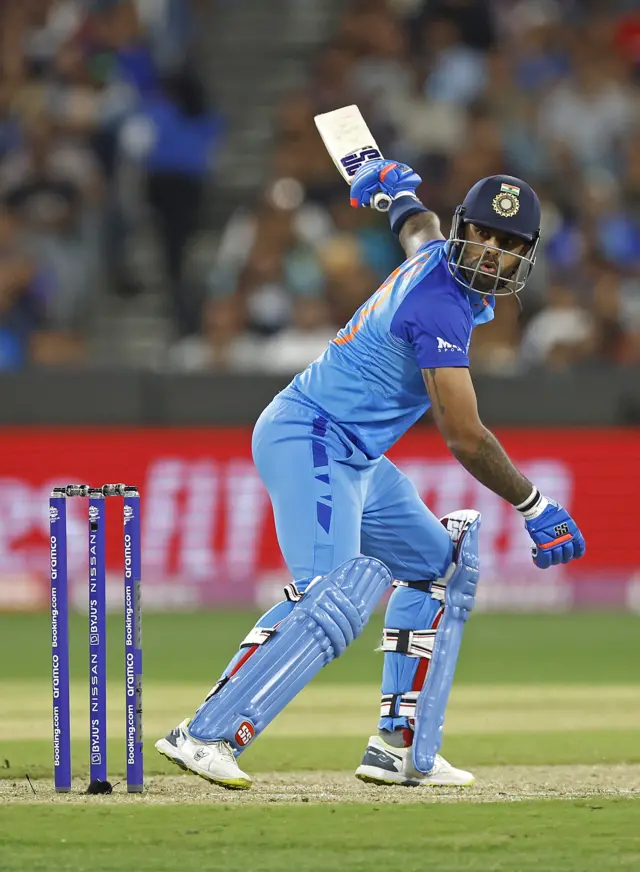 સૂર્યકુમાર યાદવે 17મી ઓવરમાં રિચર્ડ નગરાવાને નિશાન પર લીધા