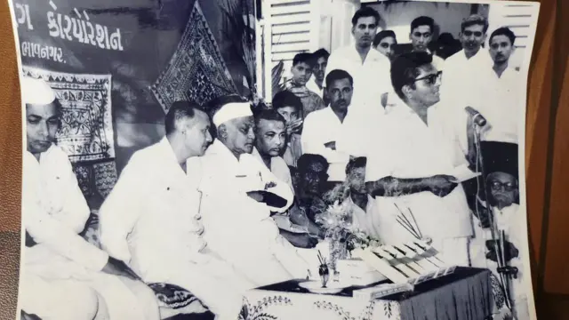 હિંમત ખાટસુરિયા, ગુજરાતના કવિ, વંચિતો, ગરીબો, ગુજરાતી સાહિત્ય, ભાવનગર સાહિત્ય સભા, ગુજરાતી સાહિત્યનો ઇતિહાસ, દલિત સાહિત્ય, ભાવનગર, પ્રતિબદ્ધ સાહિત્ય, બીબીસી ગુજરાતી