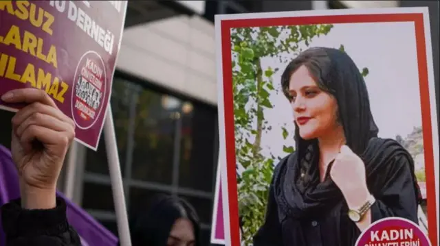 ၂၀၂၂ ခုနှစ်တုန်းက တူရကီနိုင်ငံမှာ ပြုလုပ်ခဲ့တဲ့ ဆန္ဒပြပွဲတစ်ခုမှာ ဆန္ဒဖော်ထုတ်သူတစ်ဦးက မာဆာအာမေနီရဲ့ ပုံကို ကိုင်ဆောင်ထားတာဖြစ်ပါတယ် 