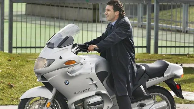 El actor Antonio Banderas conduce una motocicleta durante el rodaje de una escena de la película "Ecks vs. Sever", en Vancouver, Canadá.