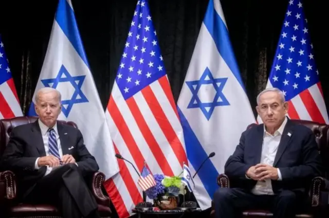 အစ္စရေးကို အောက်တိုဘာ ၁၈ ရက်မှာ ရောက်လာတဲ့ အမေရိကန် သမ္မတ ဂျိုးဘိုင်ဒန် (ဘယ်) နဲ့ အစ္စရေး ဝန်ကြီးချုပ် နက်တန်ညာဟု