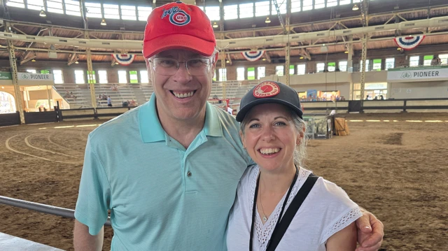 农民吉尔·古利克森(左)与 安娜·琼斯在爱荷华州博览会上合影