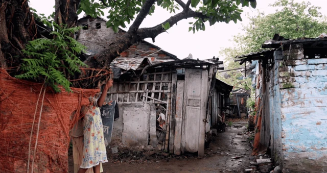 मुज़फ़्फ़रपुर के इस जर्जर भवन में एक प्राथमिक विद्यालय चल रहा है, जहाँ न पीने के पानी की व्यवस्था है और न ही कोई टॉयलेट. 