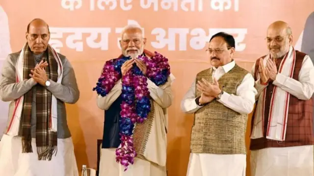 संजीव श्रीवास्तव म्हणतात की, मोदी सरकार नेहमीच सरप्राईज देऊ इच्छितं.