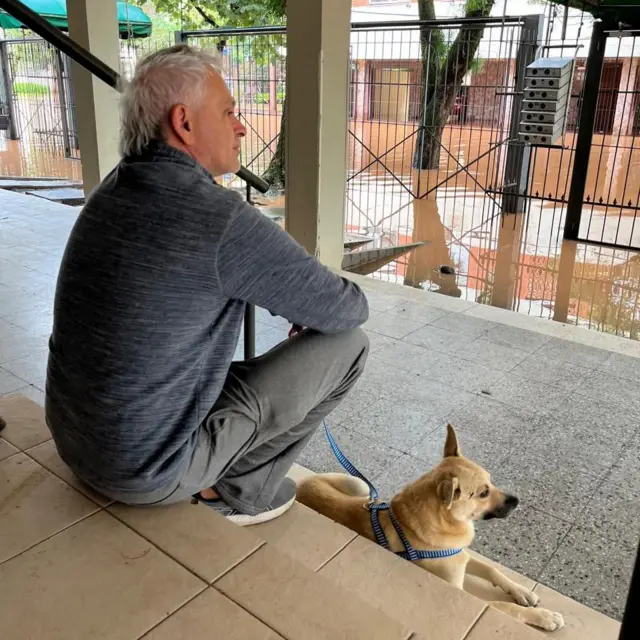 Luis Guilherme e cachorro sentadosroleta que escolheescadaroleta que escolheprédio, olhando para a parte externa, repletaroleta que escolheágua