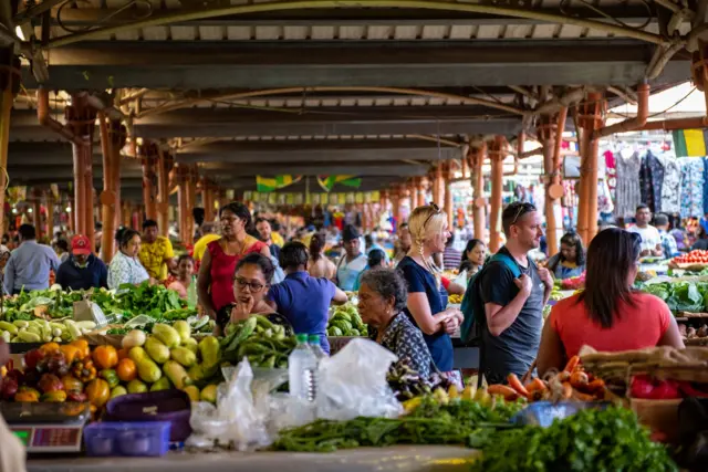 Habitants et touristes affluent vers les marchés du mercredi et du dimanche à Centre de Flacq, la principale localité de l'est de l'île Maurice, dans l'océan Indien.