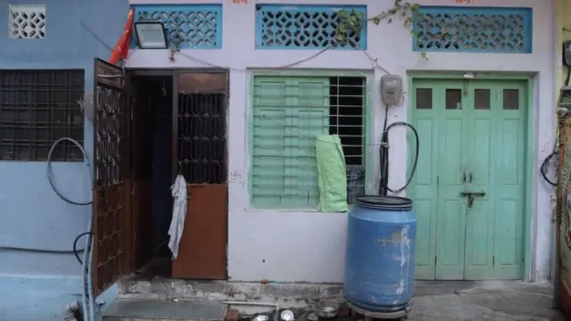 ਦੇਵਰਾਜ਼ ਦੇ ਘਰ