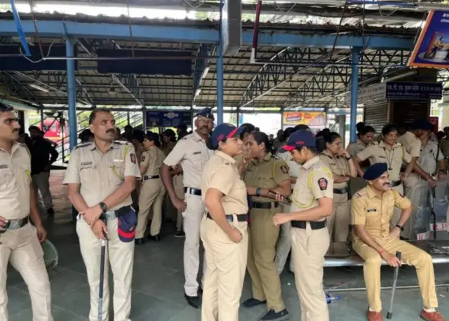 प्रदर्शनकारियों के लिए तैनात पुलिस बल