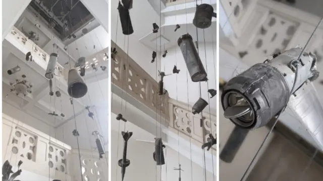 Những mảnh tên lửa của Nga được sáng chế thành một chiếc đèn chùm cao ba tầng tại một viện bảo tàng ở Kyiv.