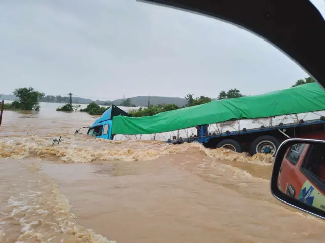 ဘီးလင်းမြစ်ရေ မြင့်တက်မှုကြောင့် မော်လမြိုင်-ရန်ကုန် အဝေးပြေးလမ်းပိုင်း နေရာတချို့ ရေကျော်