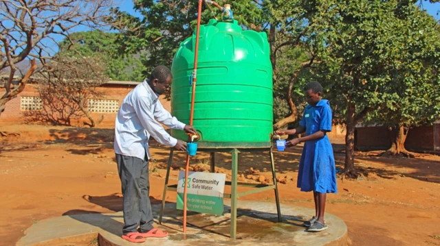 Aworan awọn eeyan to n mu omi