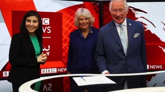 Babbar mai gabatar da sirye-shirye ta sashen BBC Afghan, Sana Safi tare da sarki Charles III da sarauniya Camilla a dakin gabatar da shirye-shiryen TV na BBC Broadcasting House 