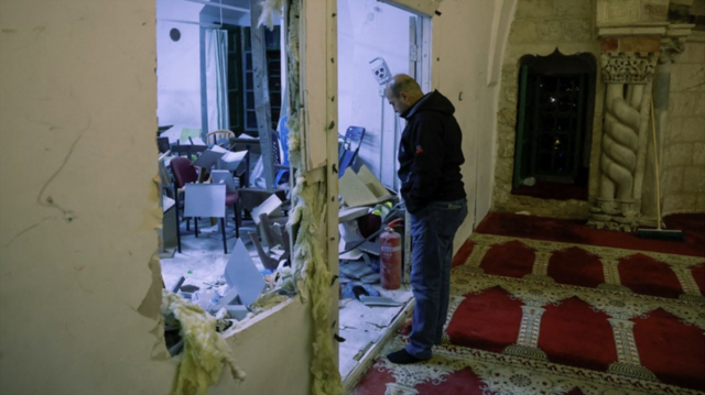 Un homme regarde les dégâts à l'intérieur de la mosquée al-Aqsa, suite aux affrontements entre la police israélienne et les fidèles palestiniens, à Jérusalem-Est, le 5 avril 2023.