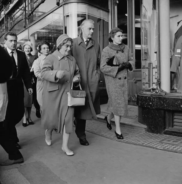 Присяжні залишають суд в Олд-Бейлі після розгляду справи про непристойність роману Лоуренса 2 листопада 1960 року