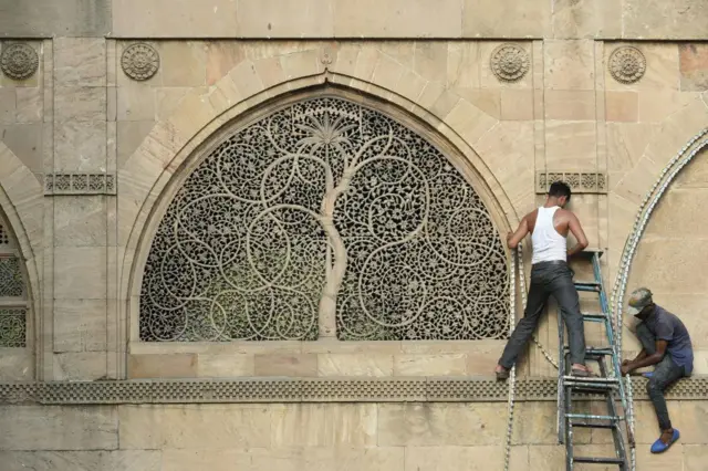 ભદ્રનો કિલ્લો, ભદ્રકાળી મંદિર, લાલ દરવાજા, તીન દરવાજા, અમદાવાદ, હૅરિટેજ સિટી, ઇતિહાસ, સ્થાપત્ય, મુઘલકાળ, સલ્તનતકાળ, ઇસ્લામી સ્થાપત્યો, અહમદશાહ, ગુજરાતનો ઇતિહાસ, બીબીસી ગુજરાતી 