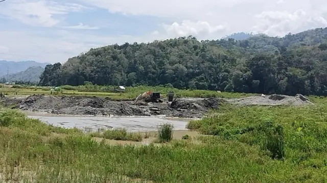 Aktivitas penambangan emas ilegal yang tidak jauh dari Jalan Lintas Bangko-Kerinci di Kabupaten Merangin, Jambi.