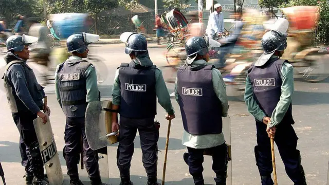 প্রধান প্রধান জেলা শহরগুলোতে গুরুত্বপূর্ণ স্থানে পুলিশ মোতায়েন করা হয়েছে