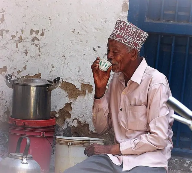 በስቶን ታውን ‘ጆስ ኮርነር’ ቡና እየጠጡ ያሉ የእድሜ ባለጸጋ