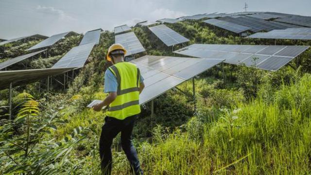 homemmega sena on linefrente a paineismega sena on lineenergia solar