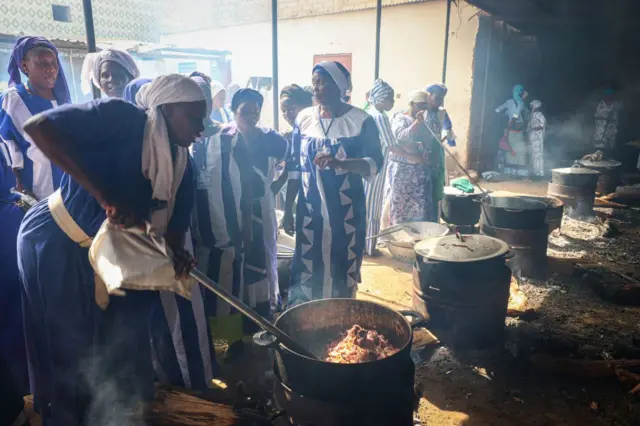 Une vue des femmes adeptes du mouvement Baye Fall, rassemblées alors qu'elles préparent des repas collectifs pour les pélerins