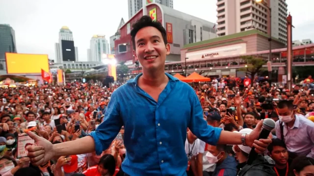 지지자들 앞에 있는 피타 림짜른잣