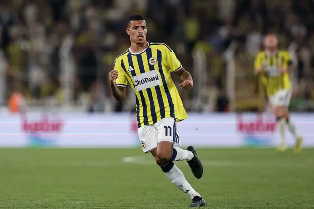 Greenwood oyunda top beklerken