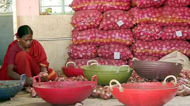 খাদ্যপণ্যকে ‘কূটনীতির’ অঙ্গ হিসাবে ব্যবহার করার রীতি নতুন নয় বলে জানিয়েছেন বিশেষজ্ঞেরা।