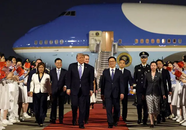 2026年5月13日，中國副總理韓正（中）在中國北京首都國際機場迎接美國總統特朗普（左）。