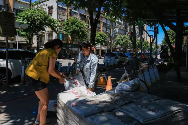 台北民眾準備沙包
