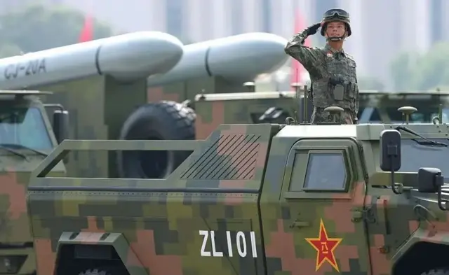 Хитой ҳарбий парадида ракета намойиши