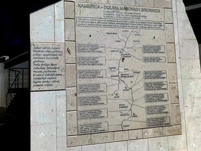 Spomen-obeležje na kome je uklesan put duž koga su u Kamenici otkrivene masovne grobnice