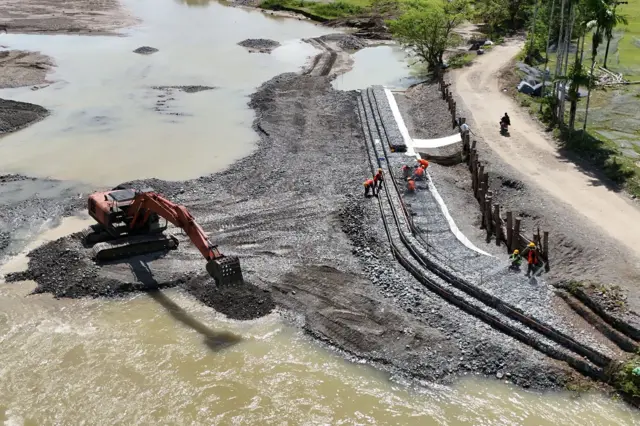 Pemerintah bersama PT Hutama Karya (Persero) terus berupaya melakukan pembangunan bronjong dan normalisasi sungai di daerah pedalaman Aceh Barat melalui proyek Tanggap Darurat Bencana Sumber Daya Air (TD SDA) sebagai bagian dari percepatan pemulihan infrastruktur pascabencana sekaligus untuk mengantisipasi erosi serta banjir susulan.