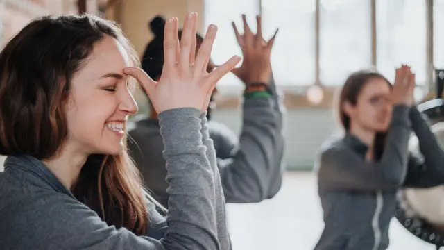 MVF кызматкерлерине үйрөтүүчү сессияларды жана медитация сабактарын өткөрүп турат