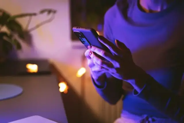 कॅटफिशिंगमुळे विविध ऑनलाइन डेटिंग सेवा देणारे प्लॅटफॉर्म वापरणं देखील जोखमीचं बनलं आहे.