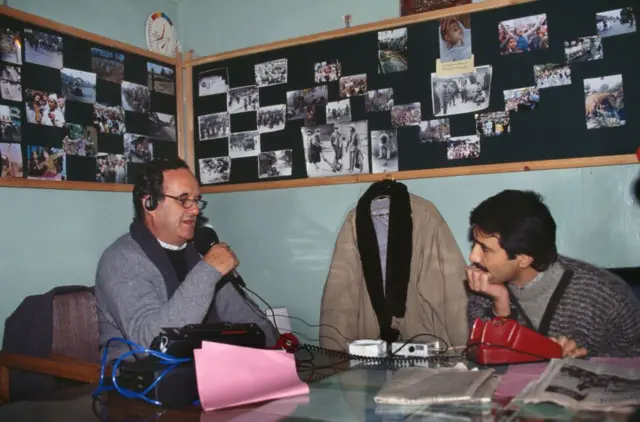 कश्मीर में बीबीसी के लिए काम करने वाले यूसुफ जमील के साथ मार्क टली