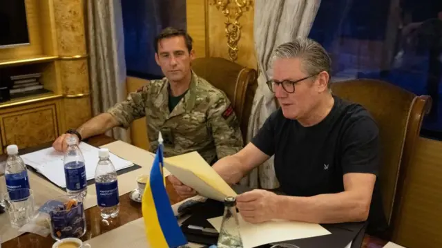Кір Стармер і його військовий помічник під час подорожі українською залізницею до Києва