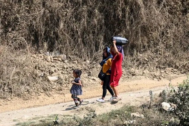 အိန္ဒိယ-မြန်မာနယ်စပ် မီဇိုရမ်ပြည်နယ်ထဲမှာ သွားလာနေကြသူတွေ