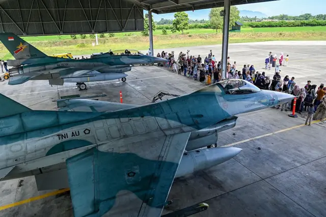 Pengunjung mengamati jet tempur F-16 Angkatan Udara Indonesia dalam acara open day pangkalan udara setelah latihan militer di Pangkalan Angkatan Udara Sultan Iskandar Muda di Blang Bintang, Provinsi Aceh, pada 3 Juli 2025