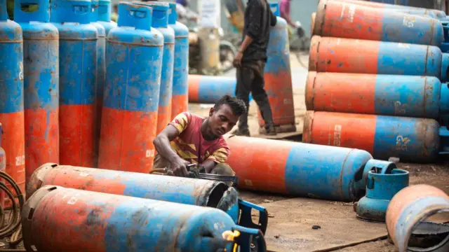 এলপিজির দাম বৃদ্ধির কারণে নিত্য প্রয়োজনীয় পণ্যের দাম আরও বাড়ার শঙ্কা রয়েছে